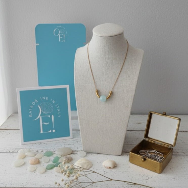 Collana Elegante con Ciondolo in Cristallo Azzurro e Oro - Gioielli Minimal Made in Italy - OE!