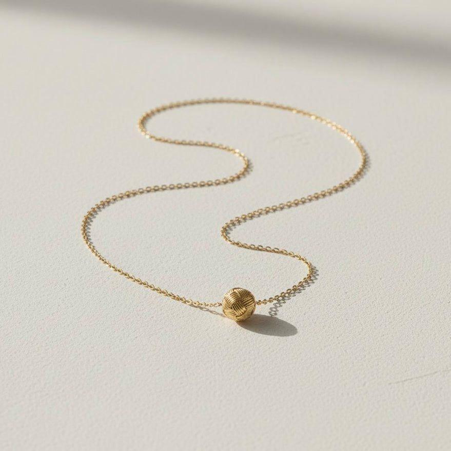 Collana in Acciaio Placcato Oro 18K con Pendente a Sfera Intrecciata - OE!