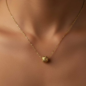 Collana in Acciaio Placcato Oro 18K con Pendente a Sfera Intrecciata - OE!