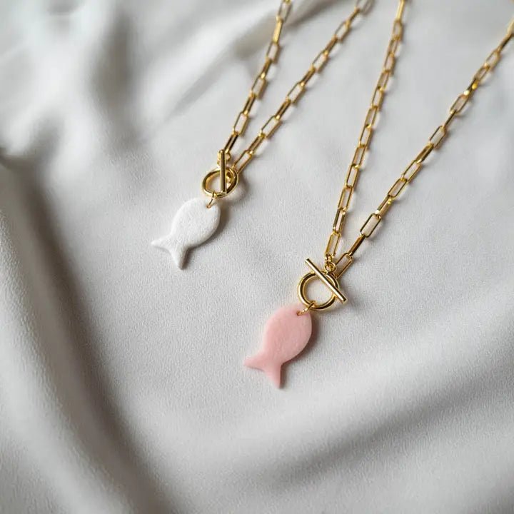 CONTROCORRENTE - Collana con catena dorata e ciondolo a forma di pesce - OE!