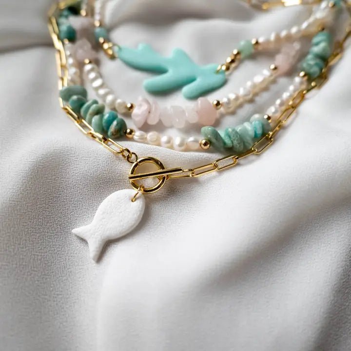 CONTROCORRENTE - Collana con catena dorata e ciondolo a forma di pesce - OE!