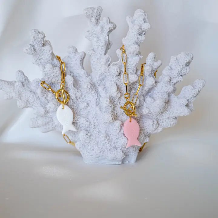 CONTROCORRENTE - Collana con catena dorata e ciondolo a forma di pesce - OE!