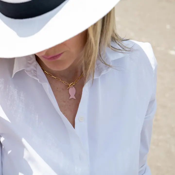 CONTROCORRENTE - Collana con catena dorata e ciondolo a forma di pesce - OE!