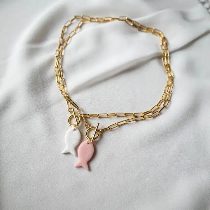 CONTROCORRENTE - Collana con catena dorata e ciondolo a forma di pesce - OE!