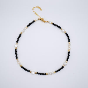 CRISTALLI NERI - Collana con perle e cristalli - OE!