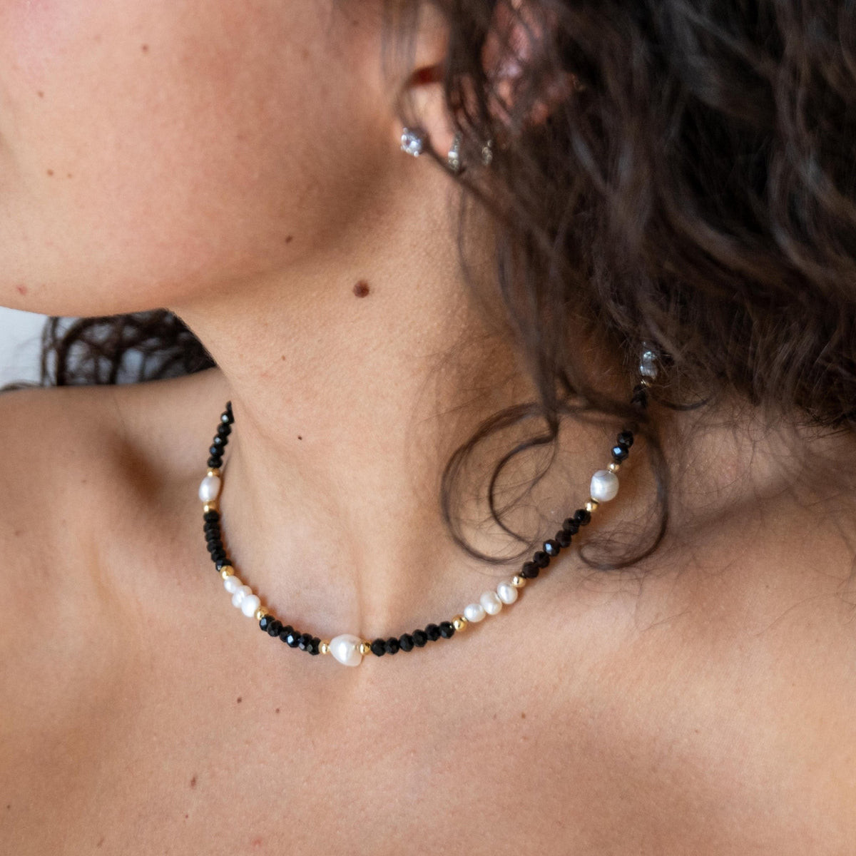 CRISTALLI NERI - Collana con perle e cristalli - OE!