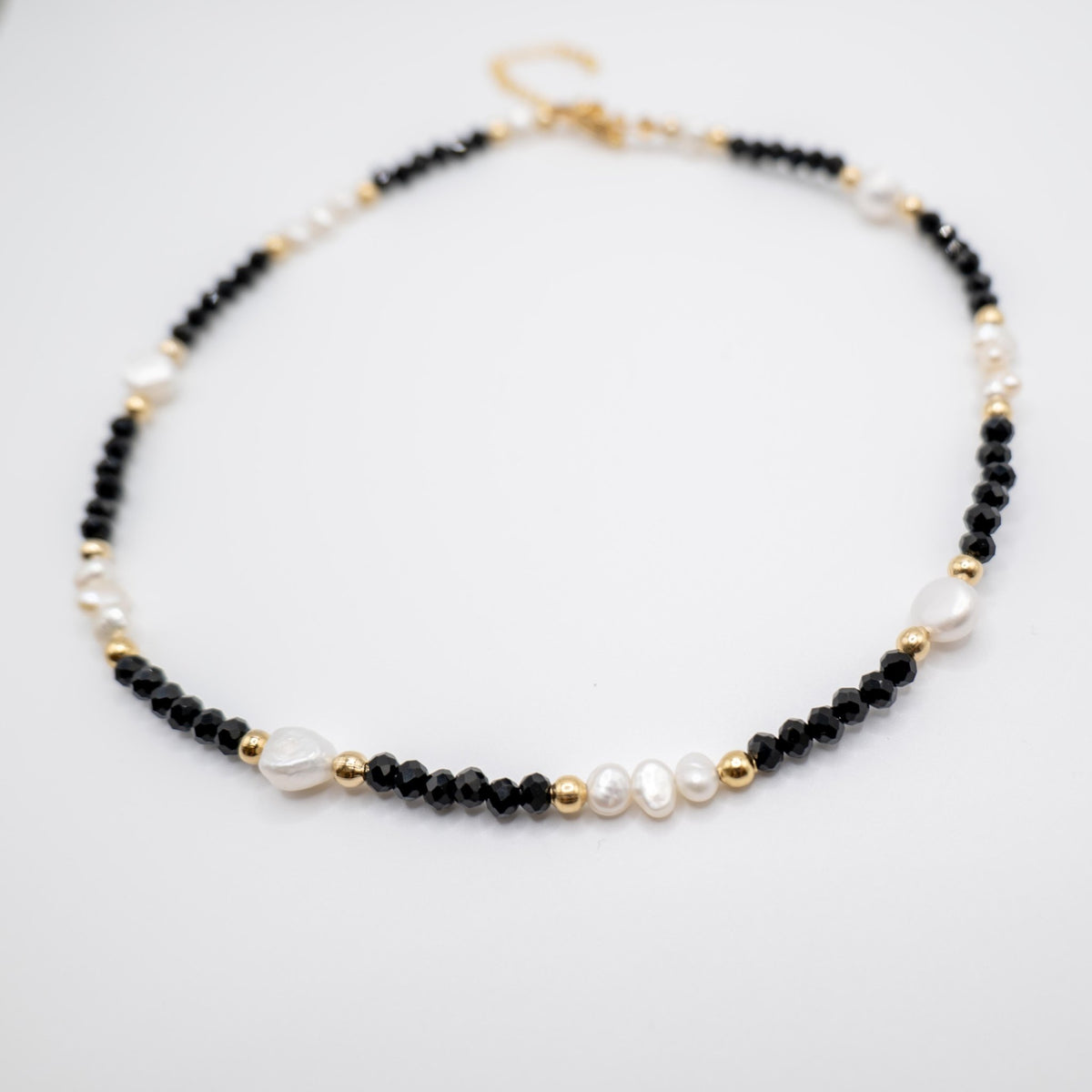 CRISTALLI NERI - Collana con perle e cristalli - OE!