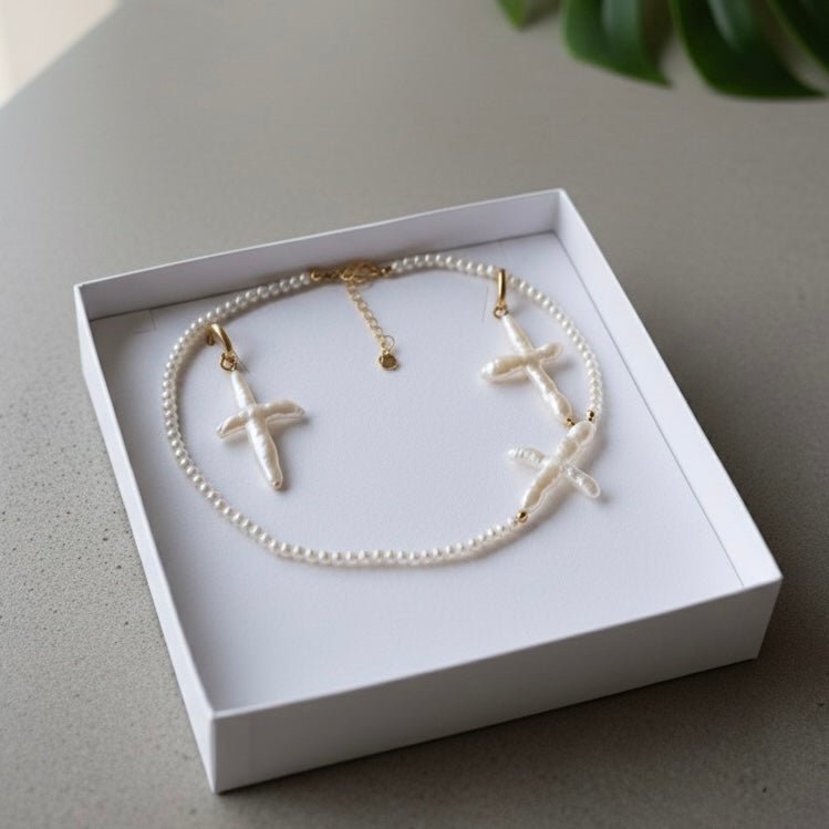 CRUXIS - Cofanetto regalo con collana e orecchini con perla barocca - OE!