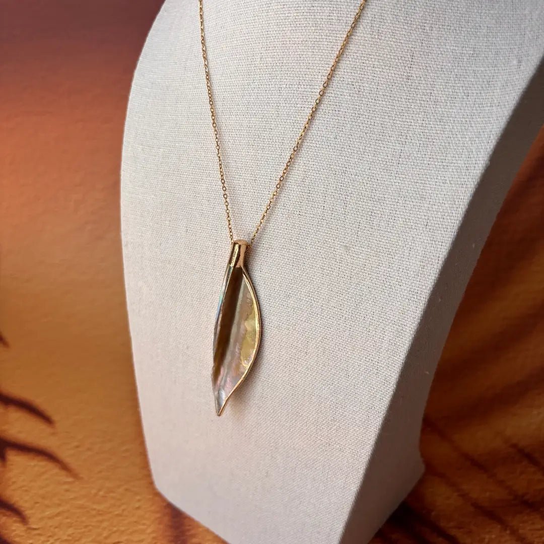 Foglia di Mare – Collana con pendente in madreperla - OE!