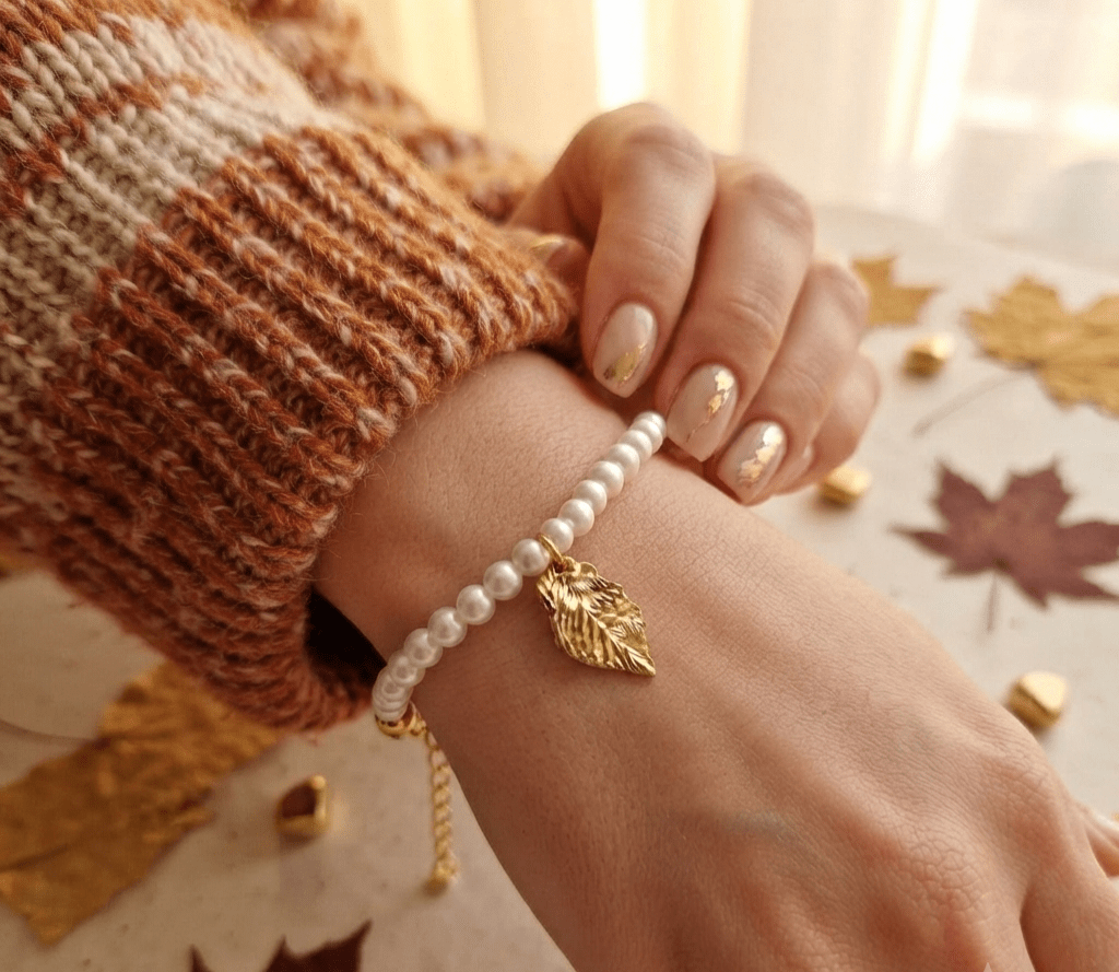 Fogliolina bracciale artigianale in perle naturali e acciaio placcato oro 18 k - OE!