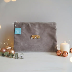 GHEPARDO - Pochette Velluto Grigio Tortora Artigianale Made in Italy con Spilla Ghepardo Staccabile - OE!