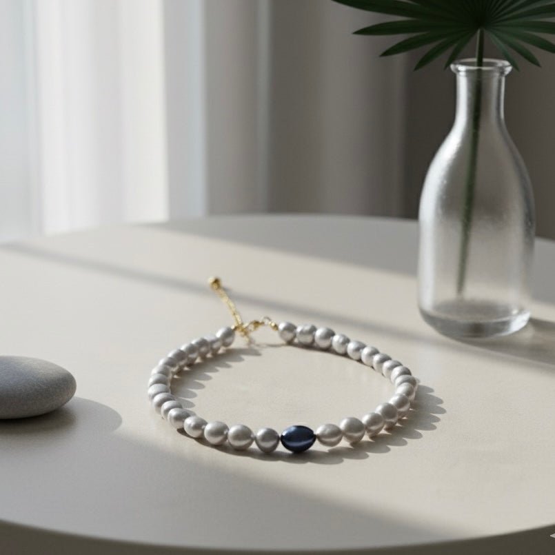 GRIGIO D’OMBRA - Choker con perle di fiume grigio chiaro e perla centrale scura - OE!