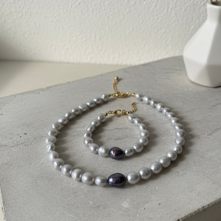 GRIGIO D’OMBRA - Choker con perle di fiume grigio chiaro e perla centrale scura - OE!