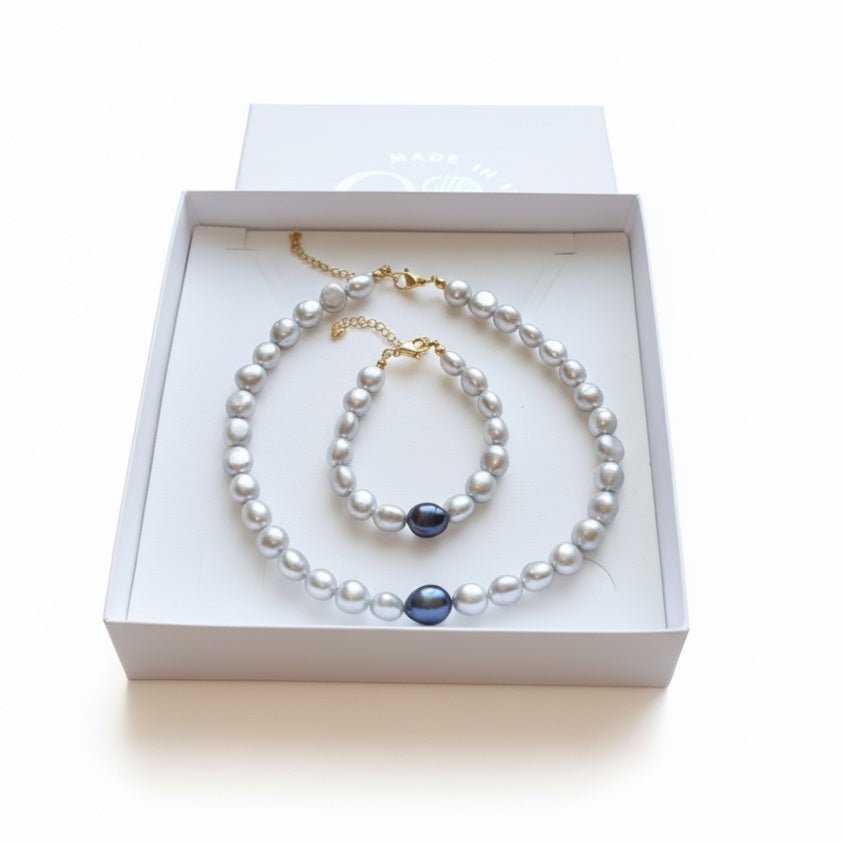 GRIGIO D&#39;OMBRA Cofanetto Regalo Natale Artigianale: Parure Choker e Bracciale in Perle di fiume Grigio Perla - Made in Italy - OE!