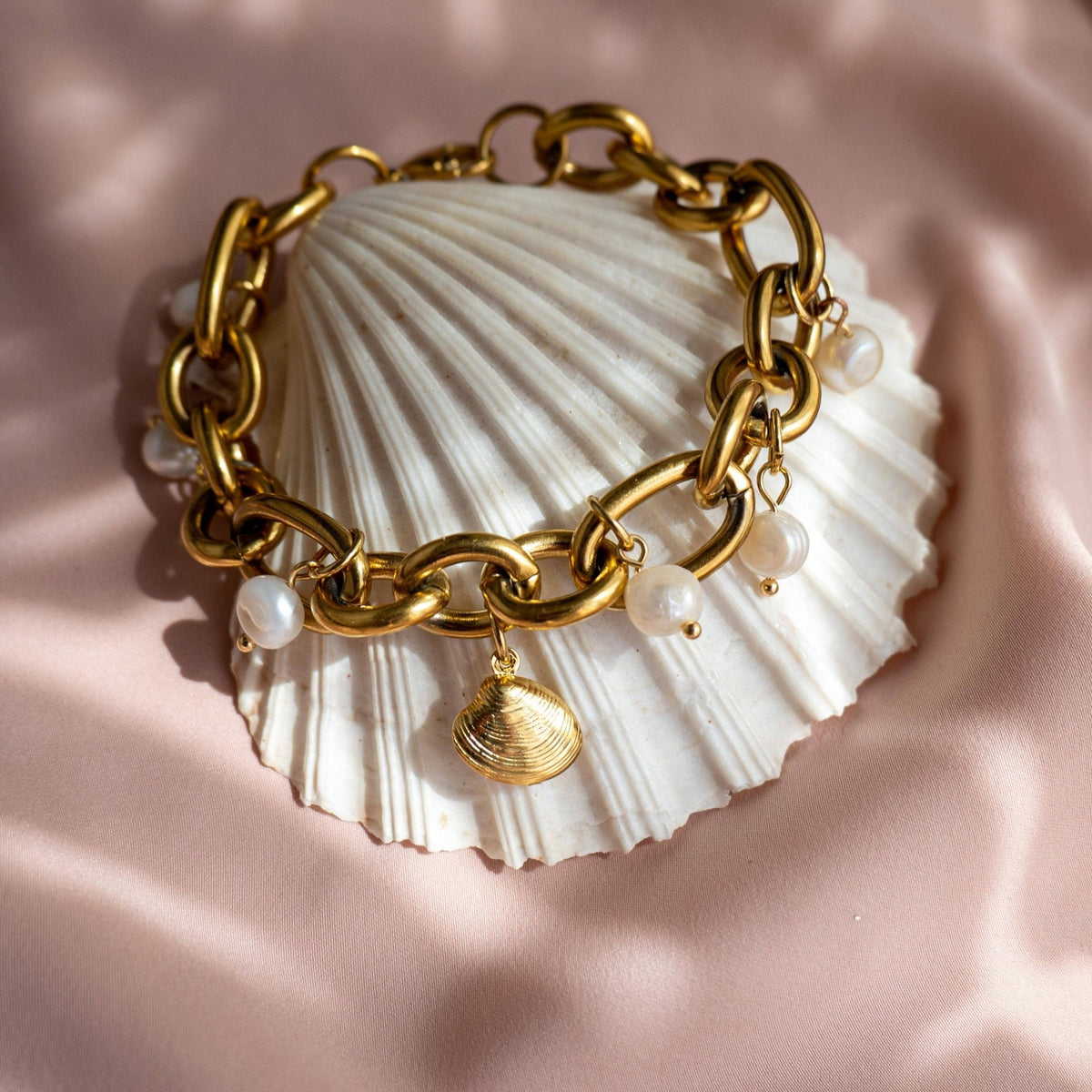 IN MOVIMENTO - Bracciale con perle e conchiglia - OE!