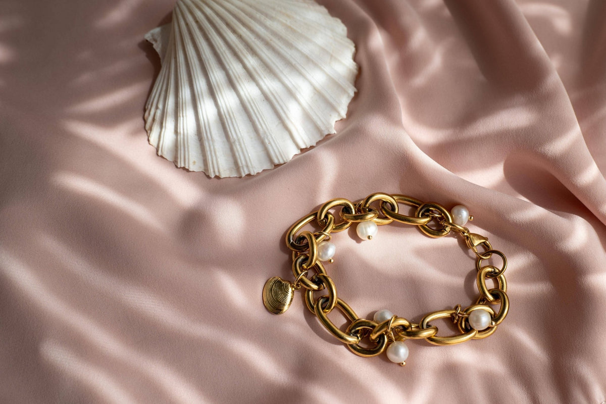 IN MOVIMENTO - Bracciale con perle e conchiglia - OE!