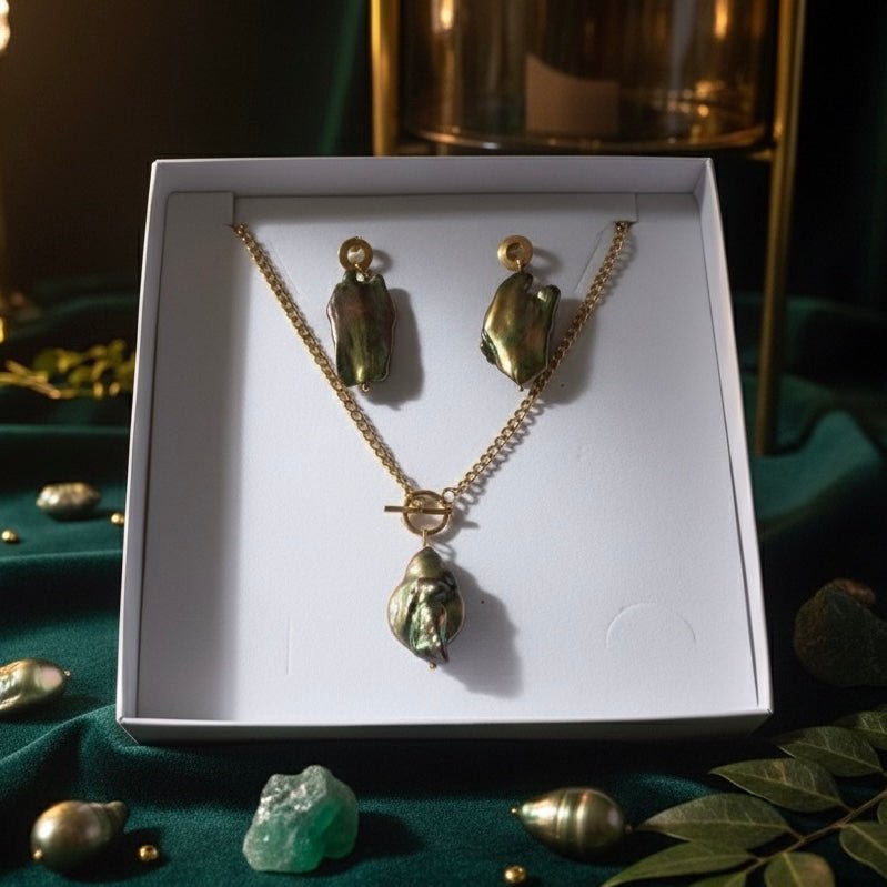 JADÈ - Cofanetto regalo con orecchini e collana con Perla Barocca Verde - OE!