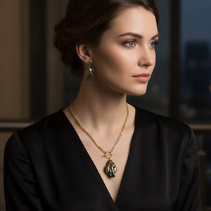 JADÈ - Cofanetto regalo con orecchini e collana con Perla Barocca Verde - OE!