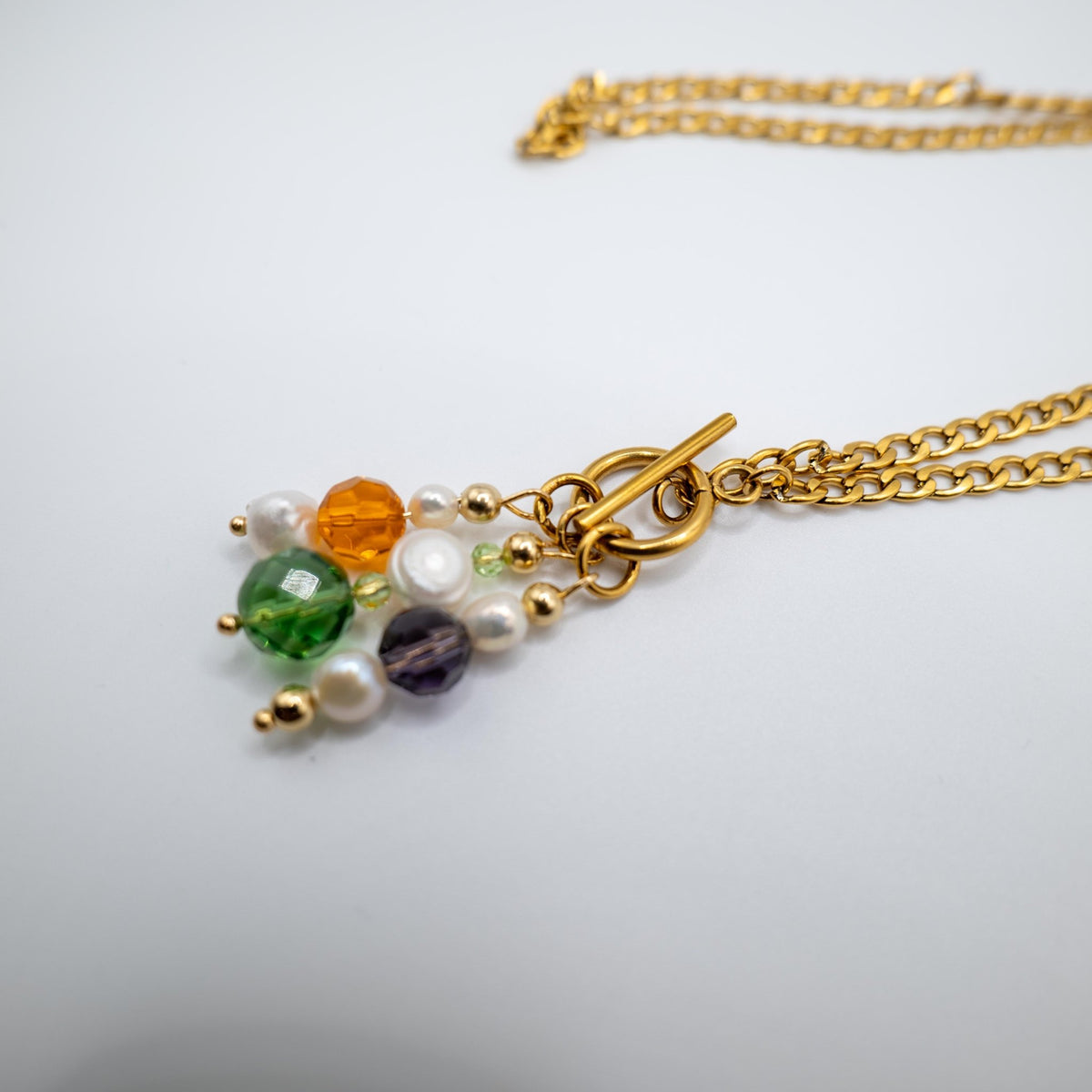 LAPILLI - Collana a catena con ciondoli in perle e cristalli - OE!