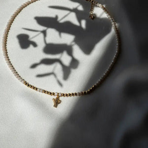 LUCE - Collana girocollo con perline di vetro rosa, cactus e catena dorata. - OE!