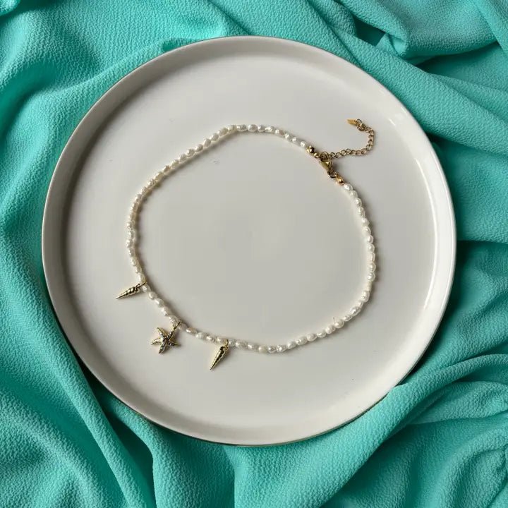 Mermaid&#39;s Lullaby – Collana con Perline Delicate &amp;amp; Tesori Marini Dorati - OE!