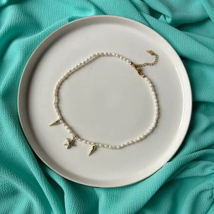 Mermaid's Lullaby – Collana con Perline Delicate &amp; Tesori Marini Dorati - OE!