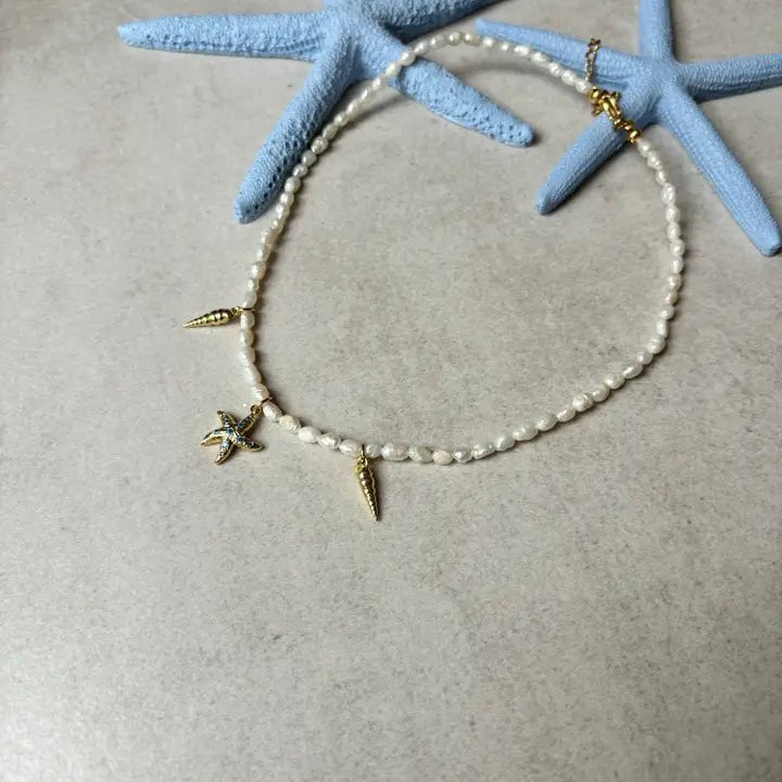 Mermaid&#39;s Lullaby – Collana con Perline Delicate &amp;amp; Tesori Marini Dorati - OE!