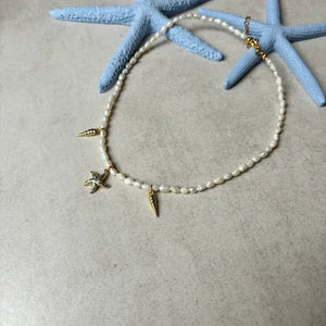 Mermaid's Lullaby – Collana con Perline Delicate &amp; Tesori Marini Dorati - OE!