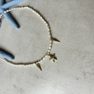 Mermaid's Lullaby – Collana con Perline Delicate &amp; Tesori Marini Dorati - OE!