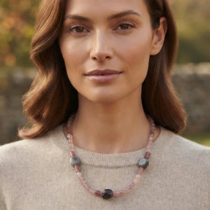 nebbia-rosa-collana-indossata