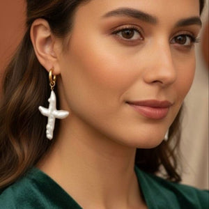 Orecchini con Croce in Perla Barocca – Gioielli Artigianali Made in Italy - OE!