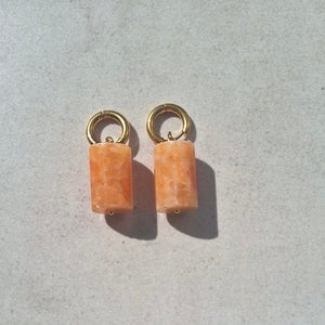 Orecchini con Orange Calcite – Pietra Naturale e Cerchio Placcato Oro - OE!