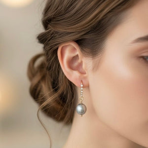 Orecchini con Perle di Fiume Grigie e Zirconi – Placcati Oro 18K, Made in Italy - OE!