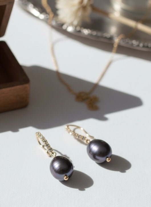 Orecchini con perle di fiume grigio scuro e zirconi – placcati oro 18K - OE!