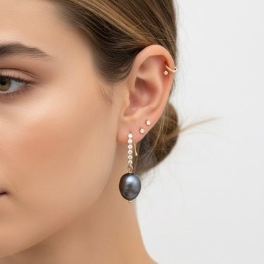 Orecchini con perle di fiume grigio scuro e zirconi – placcati oro 18K - OE!