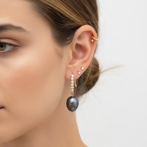 Orecchini con perle di fiume grigio scuro e zirconi – placcati oro 18K - OE!