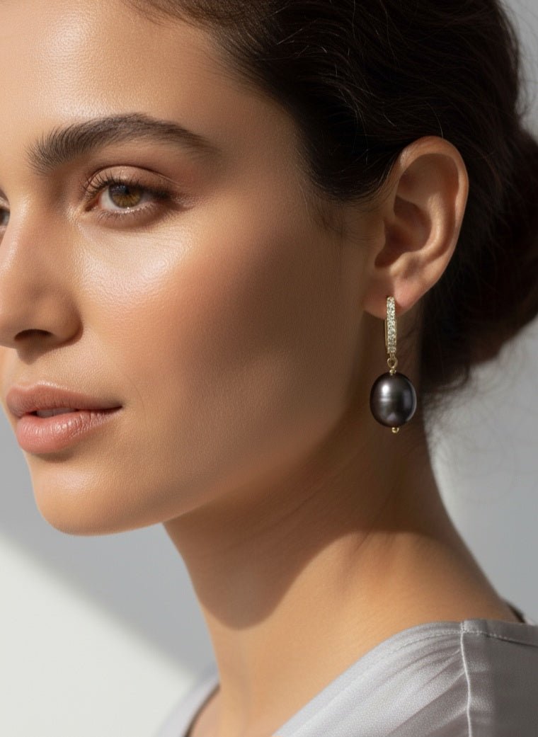 Orecchini con perle di fiume grigio scuro e zirconi – placcati oro 18K - OE!