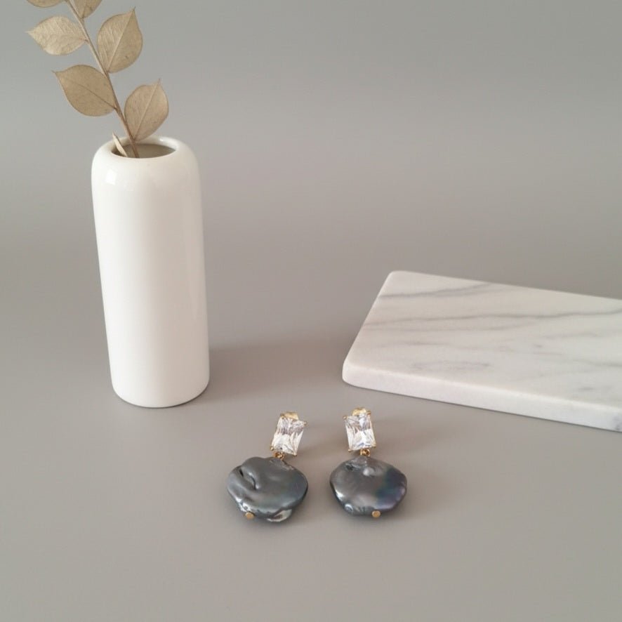 Orecchini Pendenti Lussuosi con Perla Barocca Grande e Pietra Zirconia Luminosa - OE!