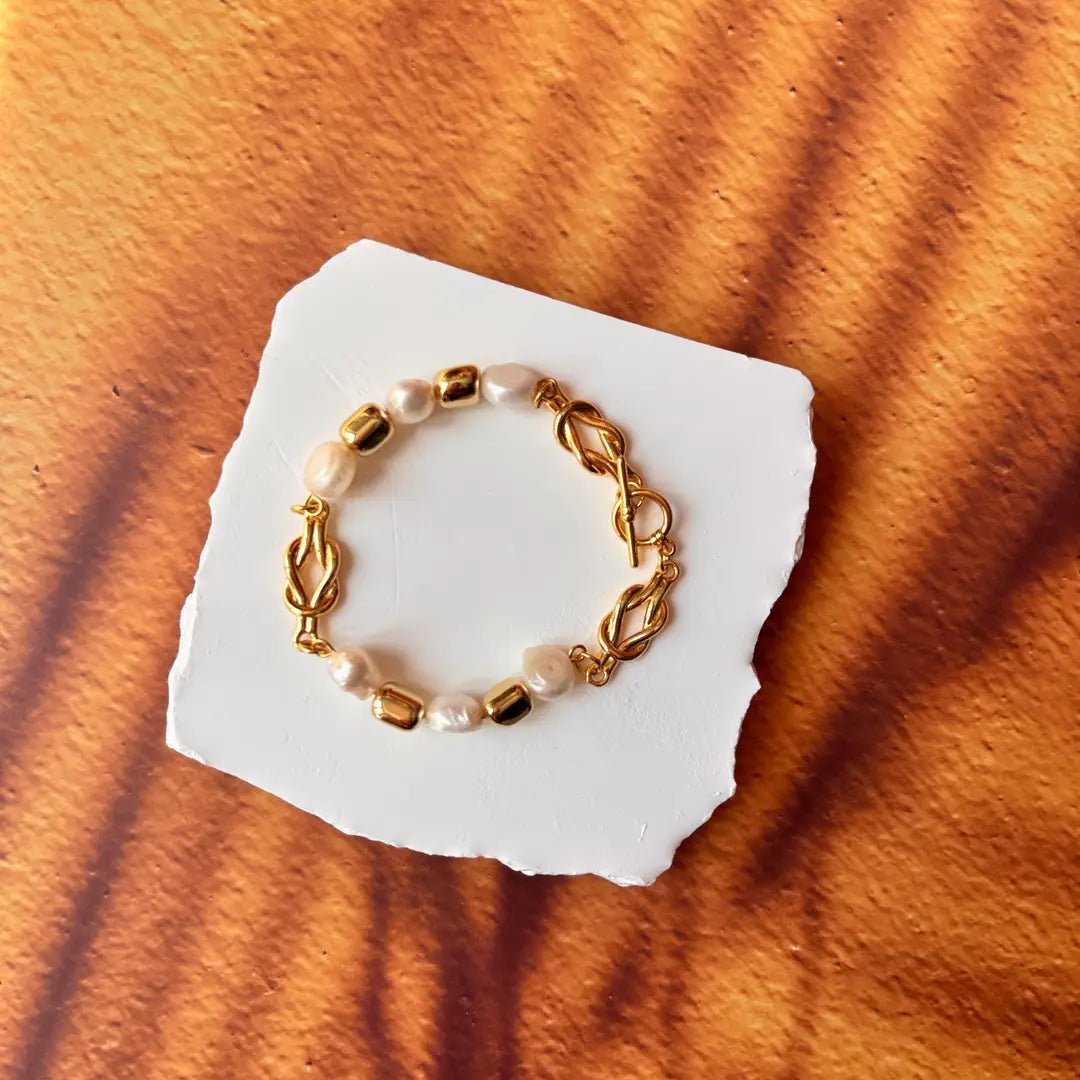 Oro &amp; Onde – Bracciale a catena dorata con perle d’acqua dolce - OE!
