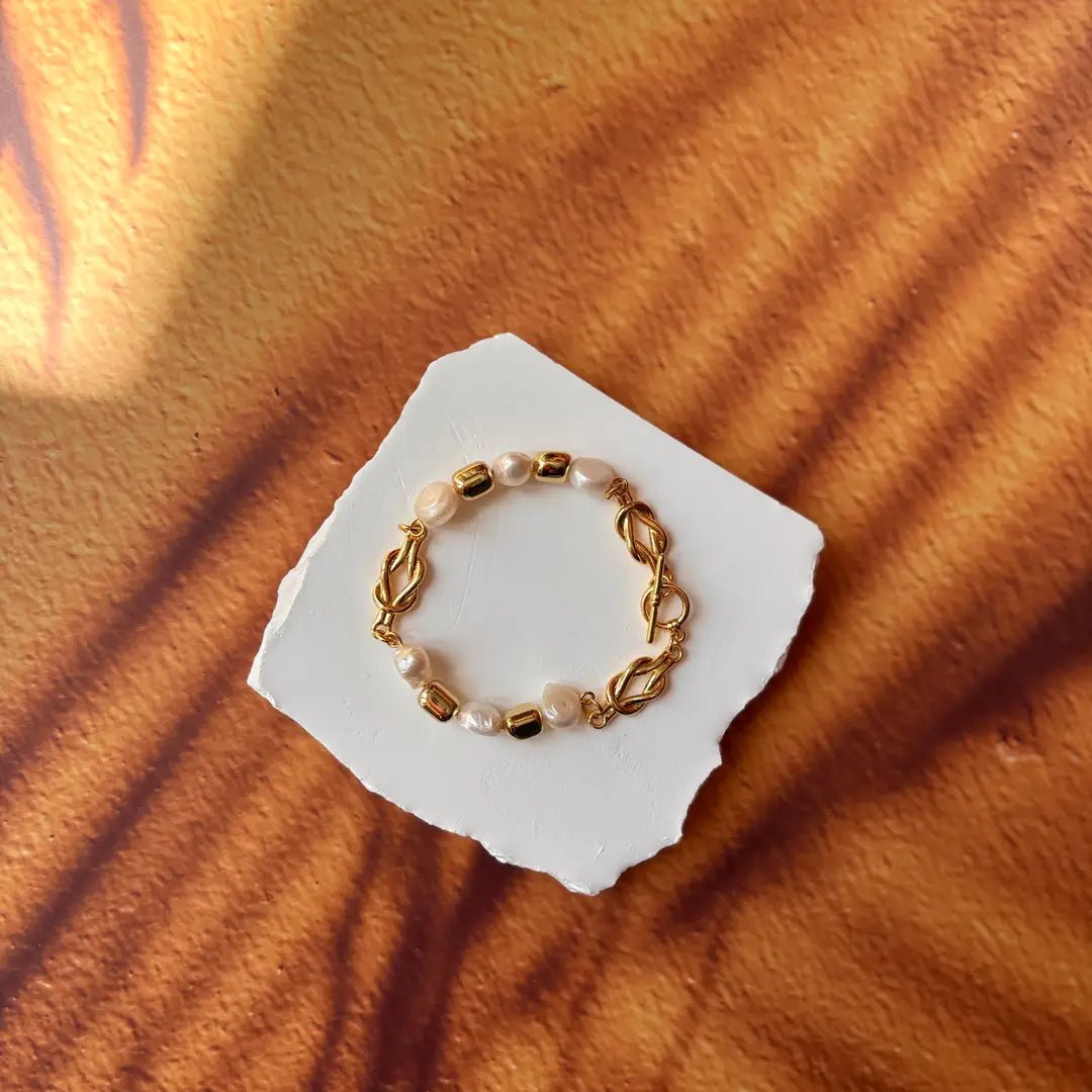 Oro &amp; Onde – Bracciale a catena dorata con perle d’acqua dolce - OE!