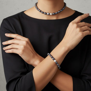 PERLE OMBRA - Cofanetto regalo con Collana e Bracciale di grigio scuro e perla centrale bianca - OE!