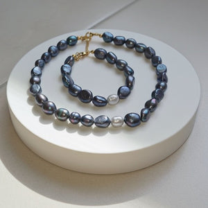 PERLE OMBRA - Cofanetto regalo con Collana e Bracciale di grigio scuro e perla centrale bianca - OE!