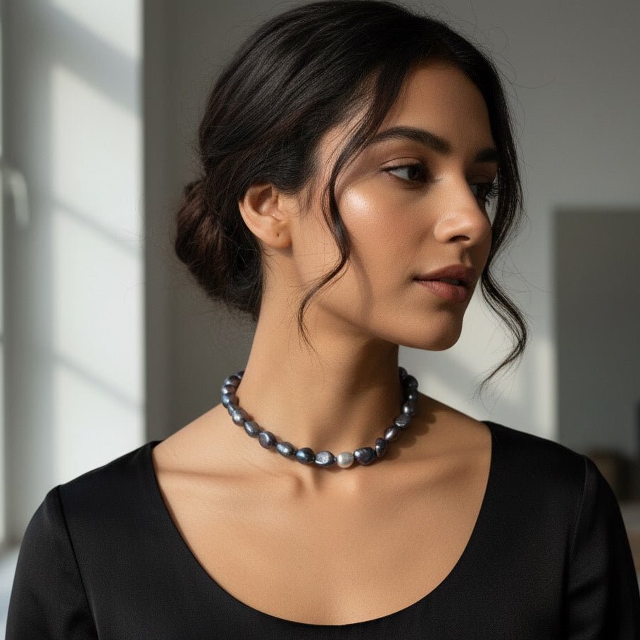 PERLE OMBRA - Collana con perle di fiume grigio scuro e perla centrale bianca - OE!