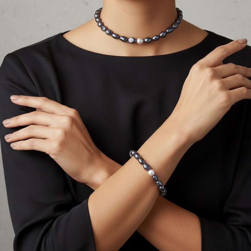 PERLE OMBRA - Collana con perle di fiume grigio scuro e perla centrale bianca - OE!