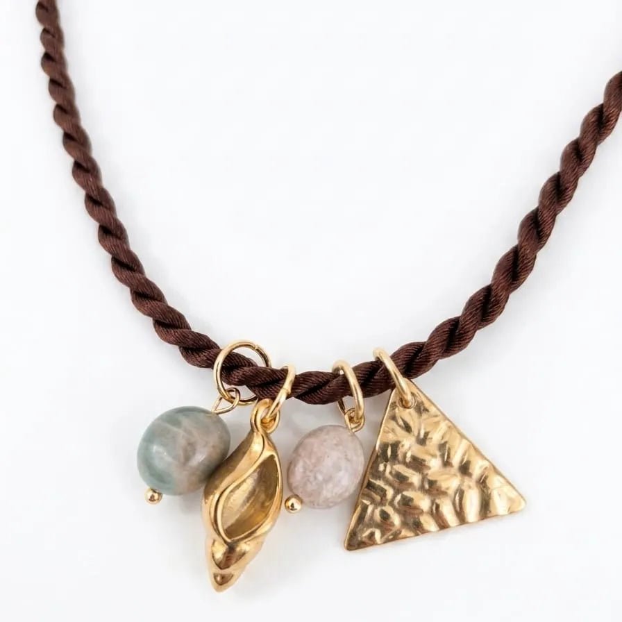 Resort Summer collana in corda marrone con charms - OE!