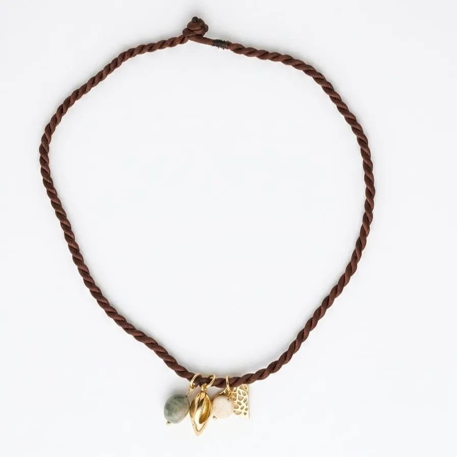 Resort Summer collana in corda marrone con charms - OE!