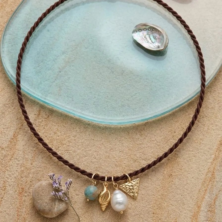 Resort Summer collana in corda marrone con charms - OE!