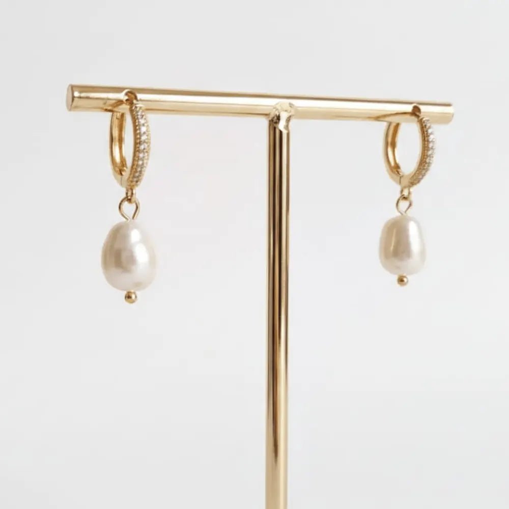 Rugiada di primavera orecchini a cerchio di zirconi e perle