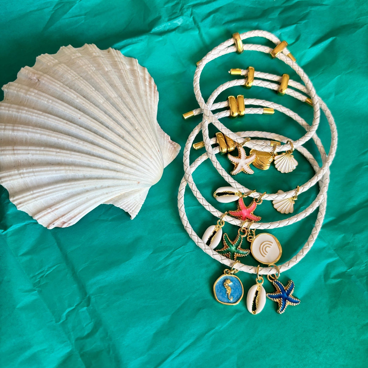 STELLE - bracciale regolabile in pelle bianca con charms - OE!