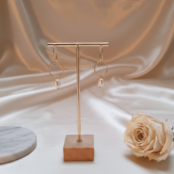 UNICA Orecchini in Acciaio Oro 18K: Sfere Concentriche e Perla di Fiume - Fatti a Mano in Italia - OE!